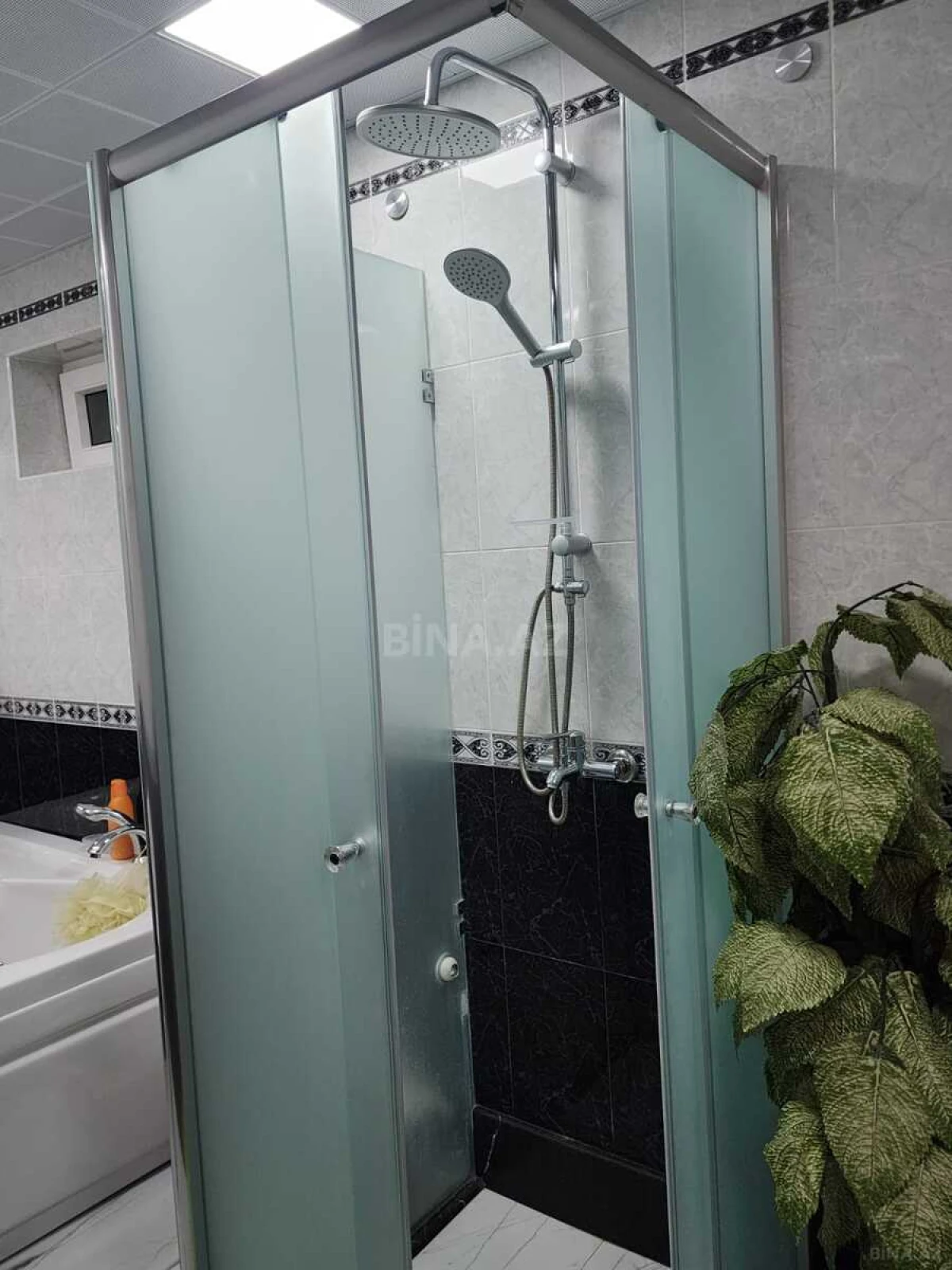 Kirayə verilir 5 otaqlı mənzil 200 m²