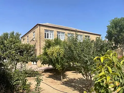 Satılır 10 otaqlı həyət evi 400 m²