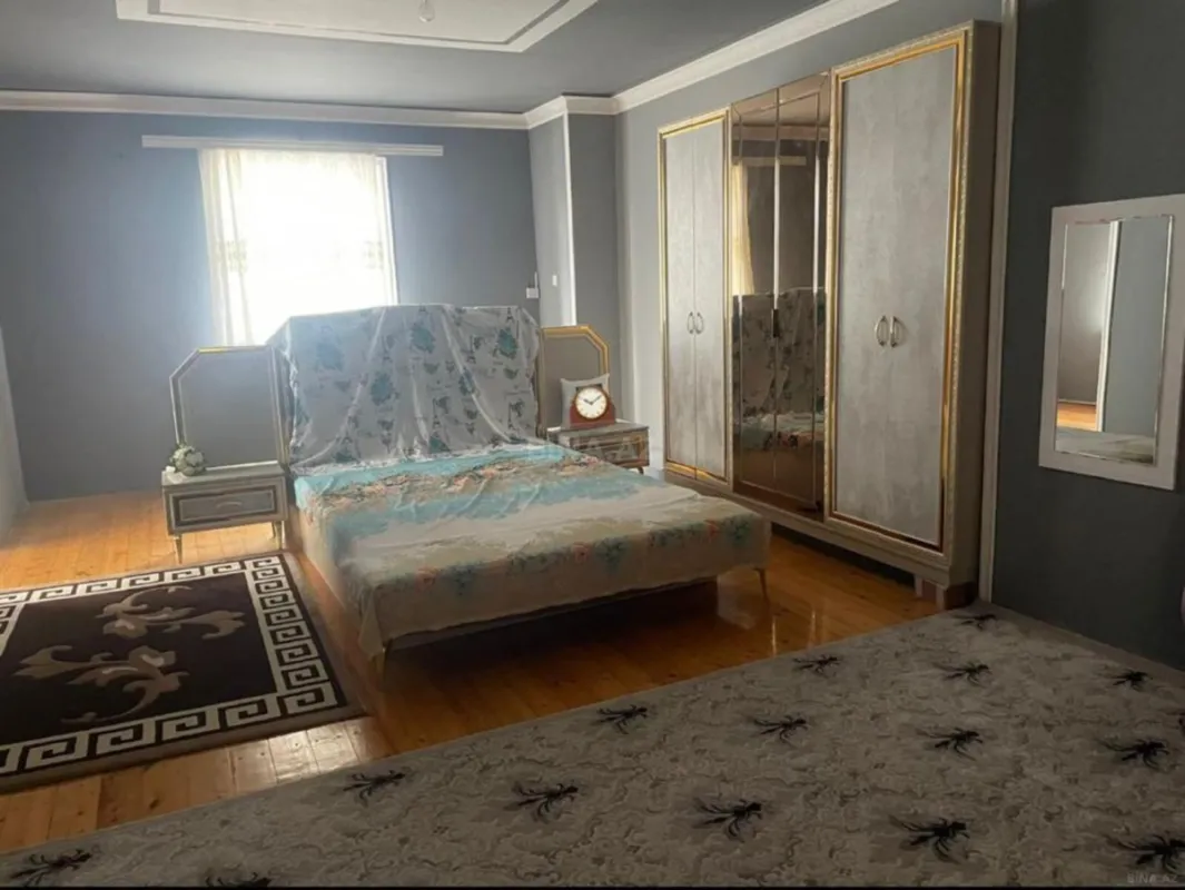 Satılır 10 otaqlı həyət evi 400 m²