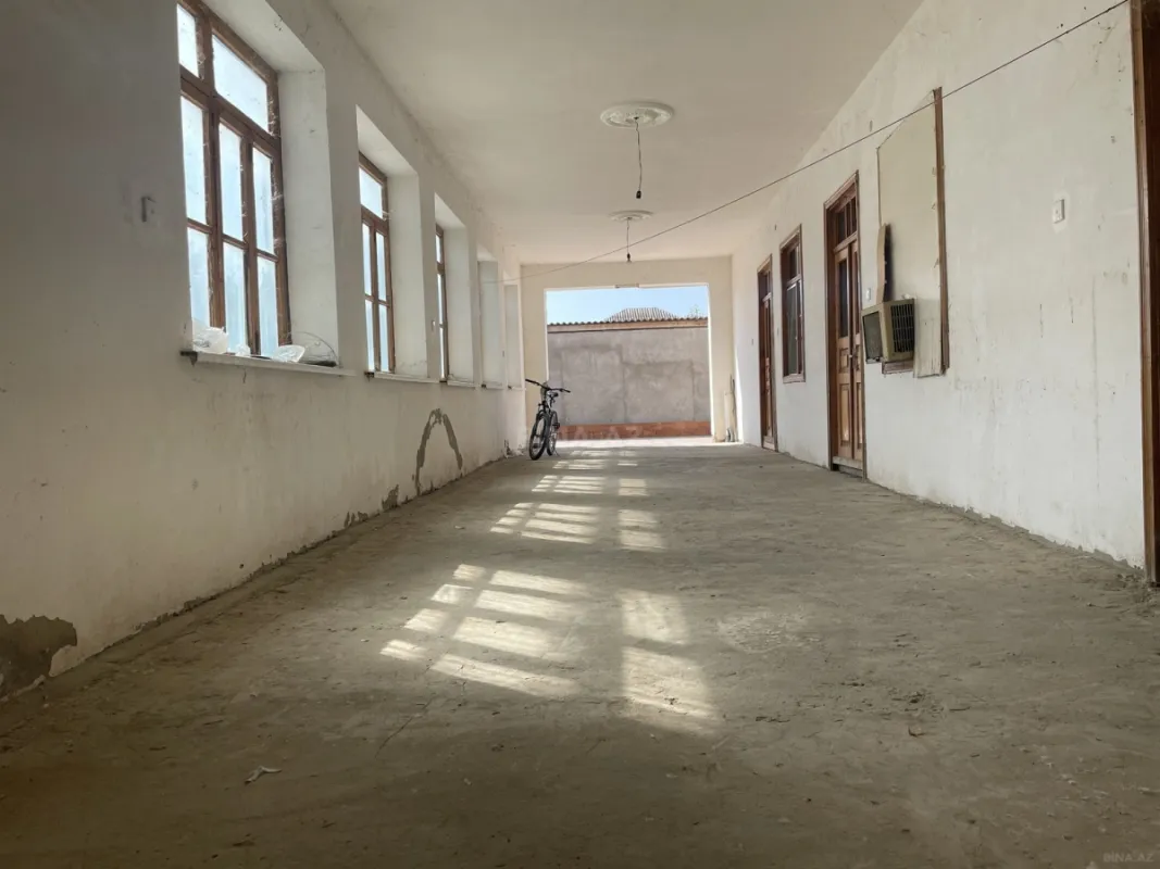 Satılır 10 otaqlı həyət evi 400 m²