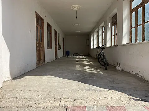 Satılır 10 otaqlı həyət evi 400 m²