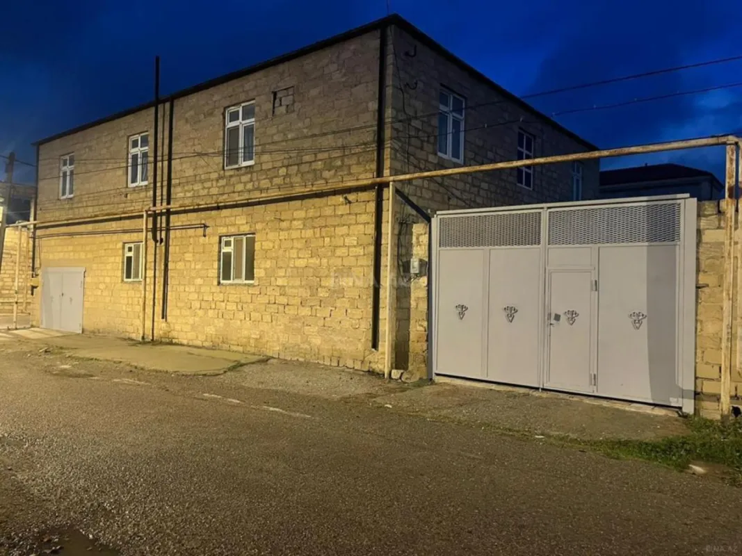 Satılır 10 otaqlı həyət evi 400 m²