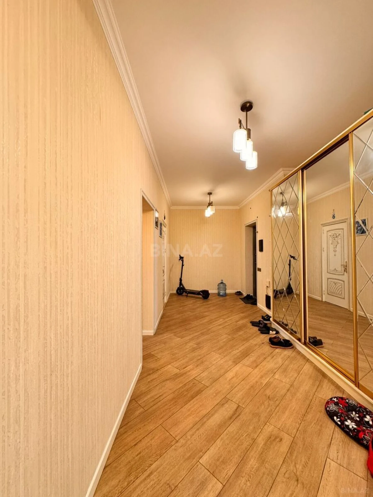 Satılır 4 otaqlı mənzil 146 m²