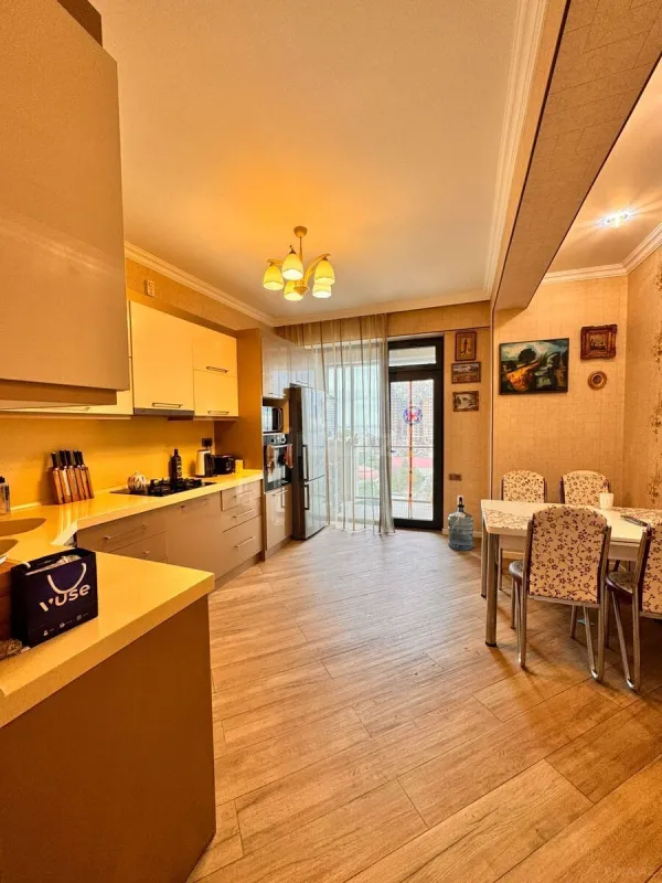 Satılır 4 otaqlı mənzil 146 m²