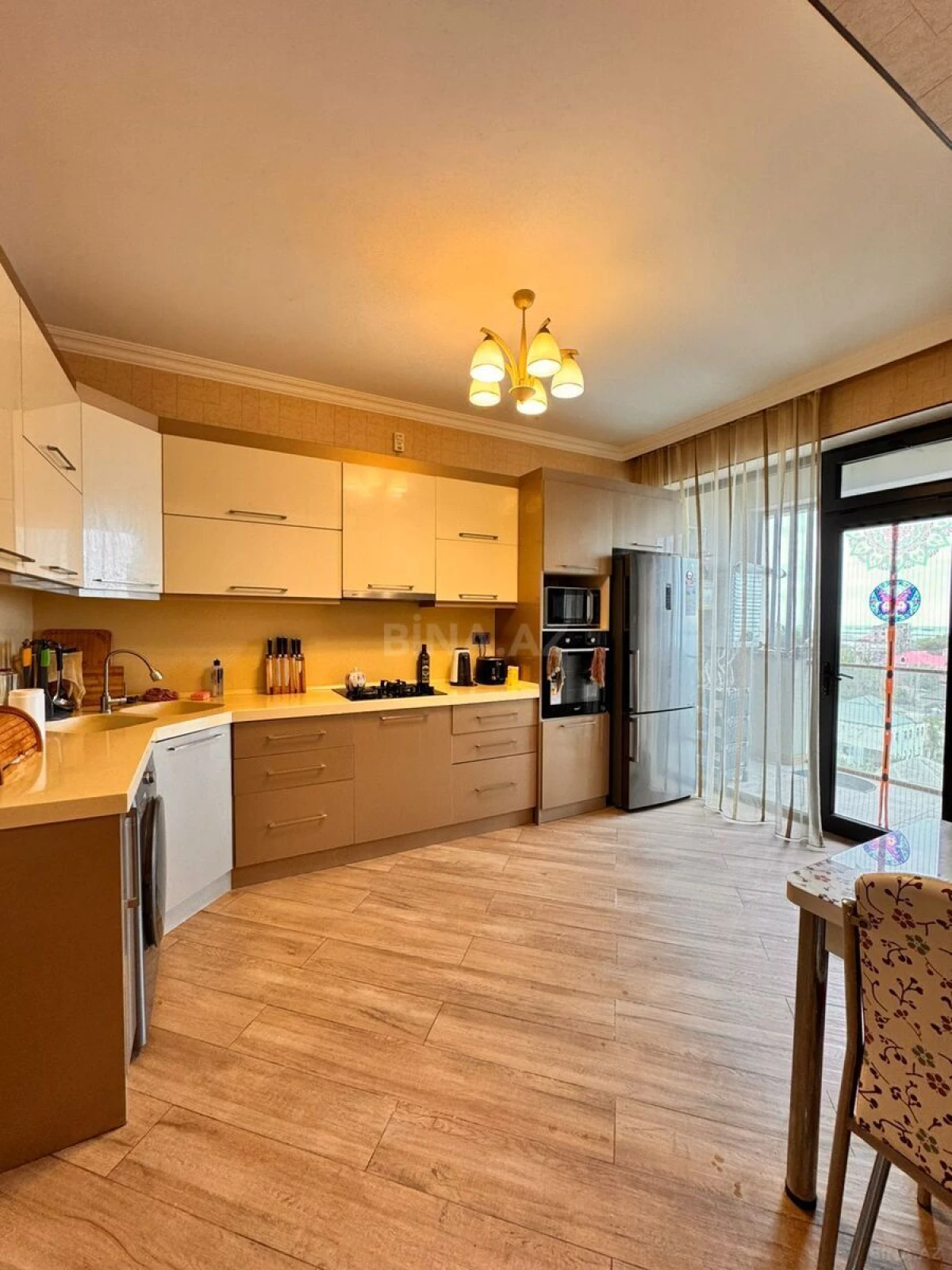 Satılır 4 otaqlı mənzil 146 m²