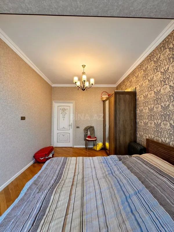 Satılır 4 otaqlı mənzil 146 m²