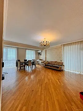 Satılır 4 otaqlı mənzil 146 m²