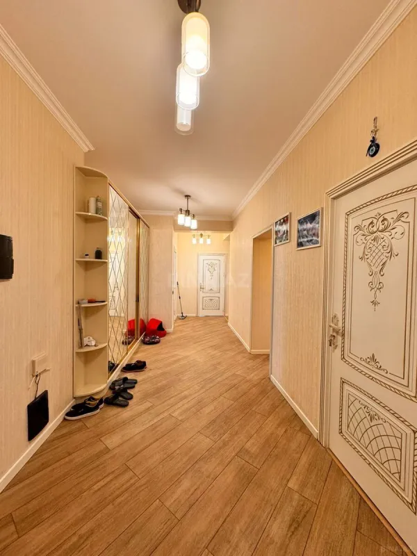 Satılır 4 otaqlı mənzil 146 m²