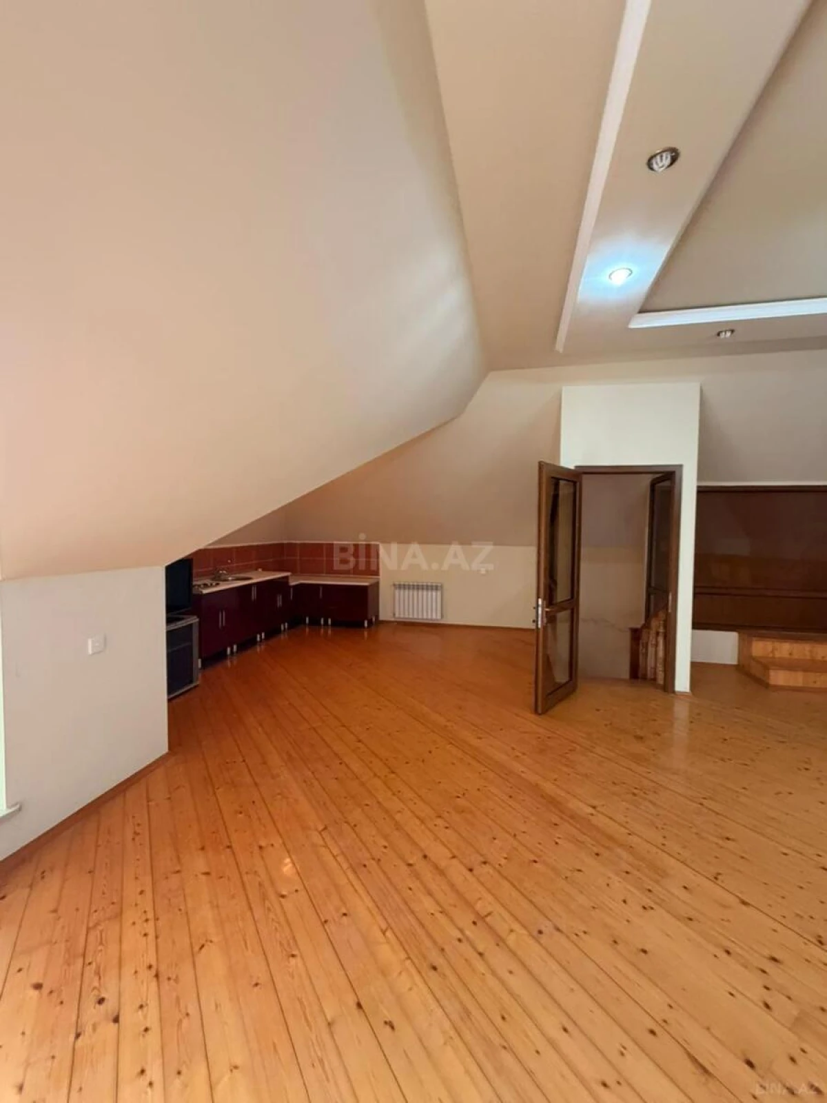 Satılır 6 otaqlı həyət evi 300 m²