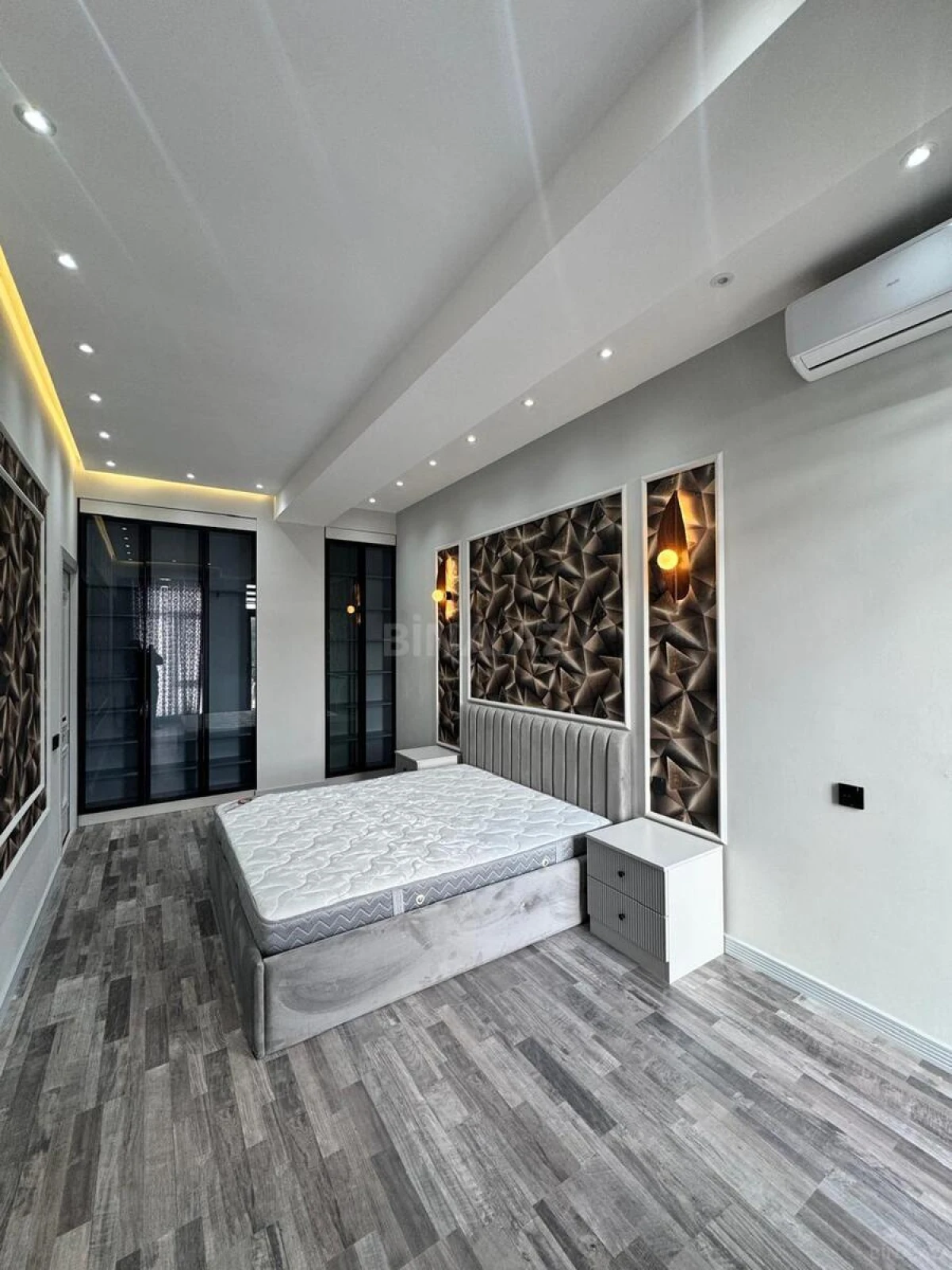 Satılır 4 otaqlı mənzil 132 m²