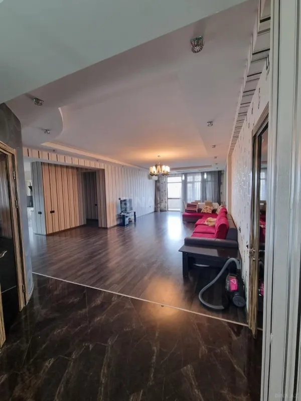 Kirayə verilir 3 otaqlı mənzil 165 m²
