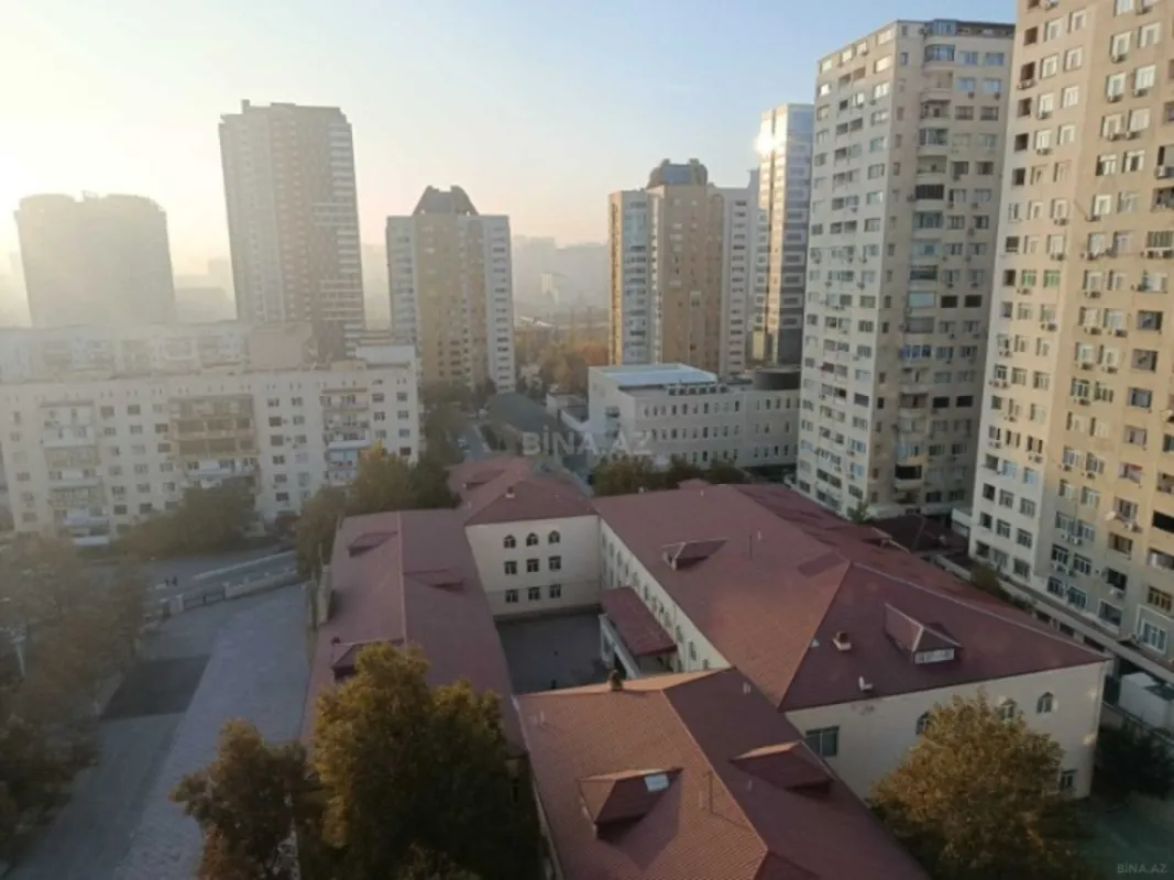 Satılır 4 otaqlı mənzil 181 m²