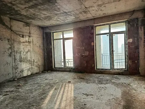 Satılır 4 otaqlı mənzil 181 m²