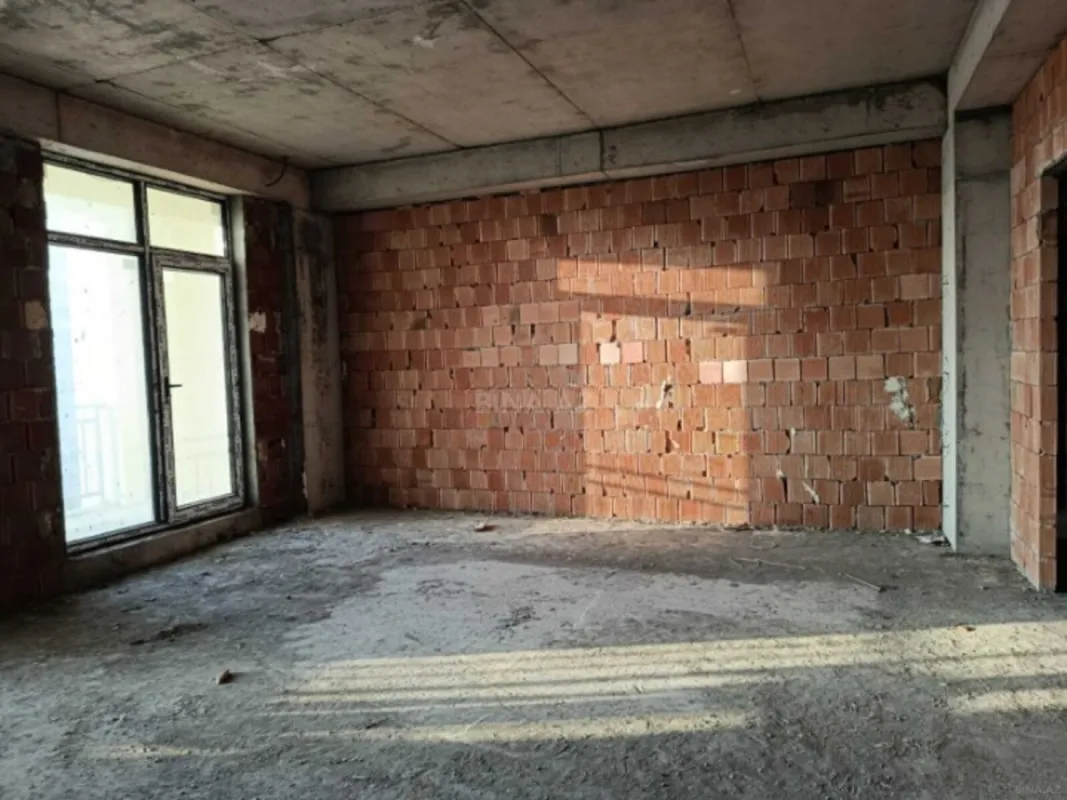 Satılır 4 otaqlı mənzil 181 m²