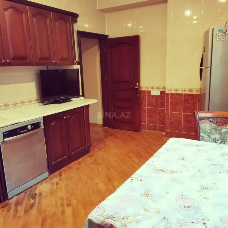 Satılır 4 otaqlı mənzil 175 m²