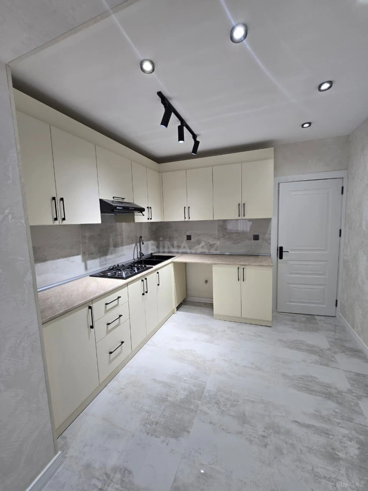 Satılır 3 otaqlı mənzil 82 m²