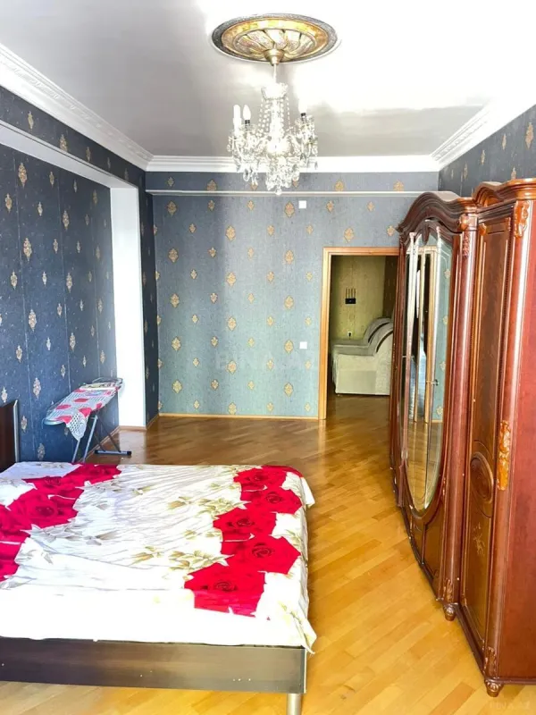 Kirayə verilir 4 otaqlı mənzil 160 m²