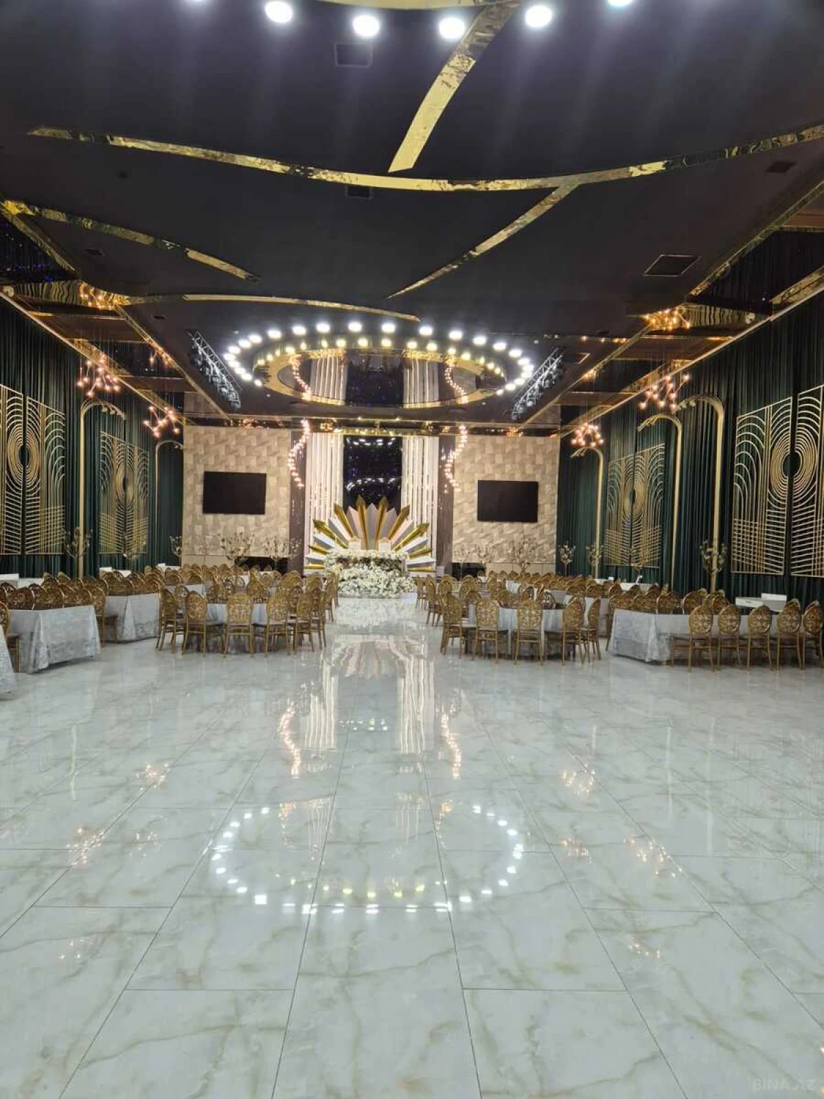 Satılır obyekt 900 m²