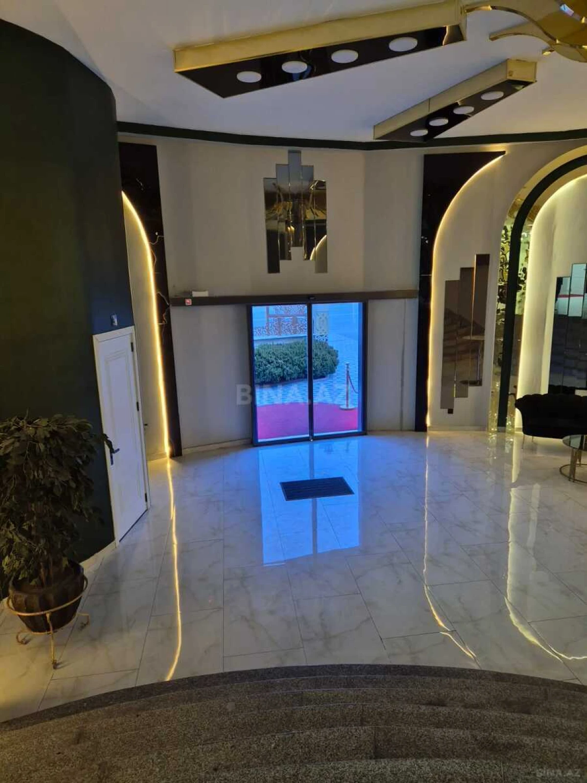 Satılır obyekt 900 m²