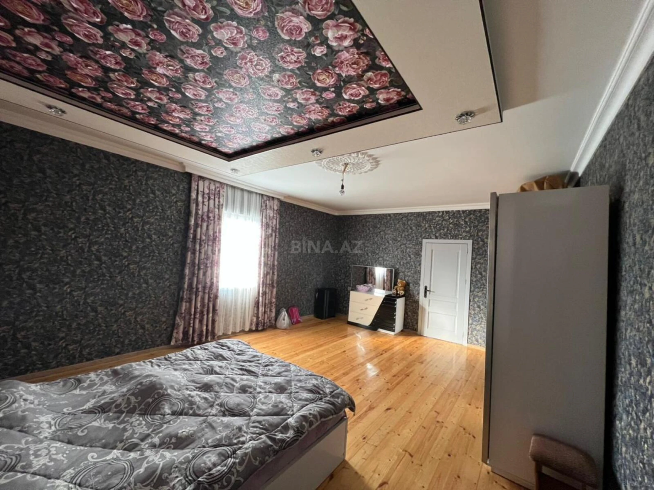 Satılır 10 otaqlı həyət evi 345 m²