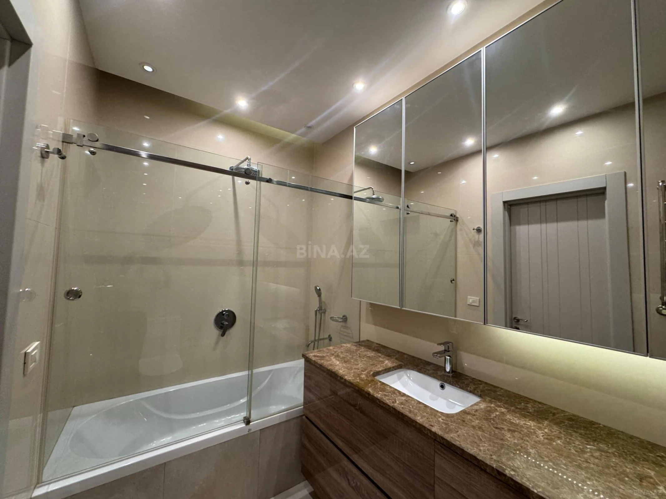 Kirayə verilir 4 otaqlı mənzil 170 m²