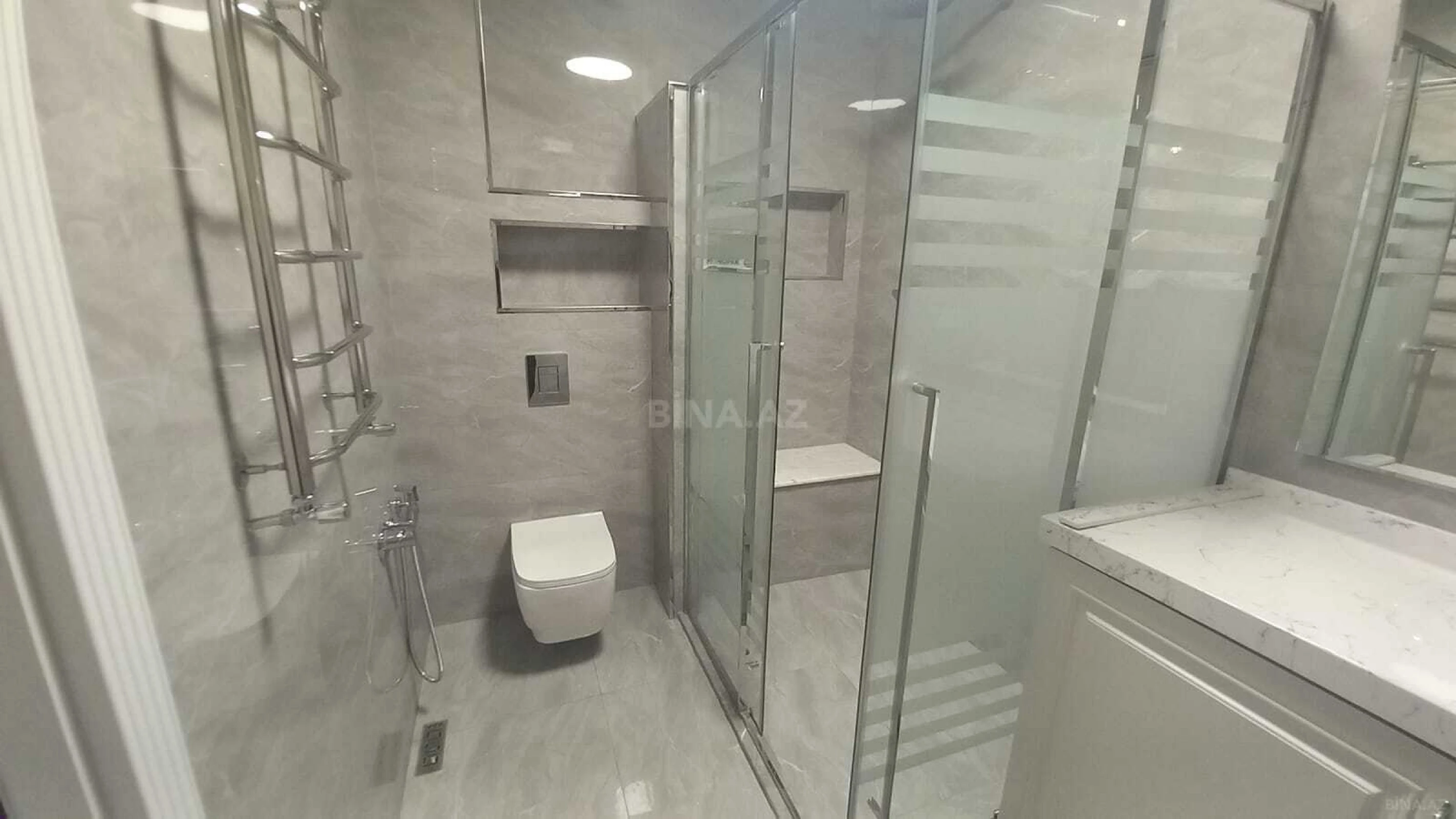 Satılır 3 otaqlı mənzil 132 m²
