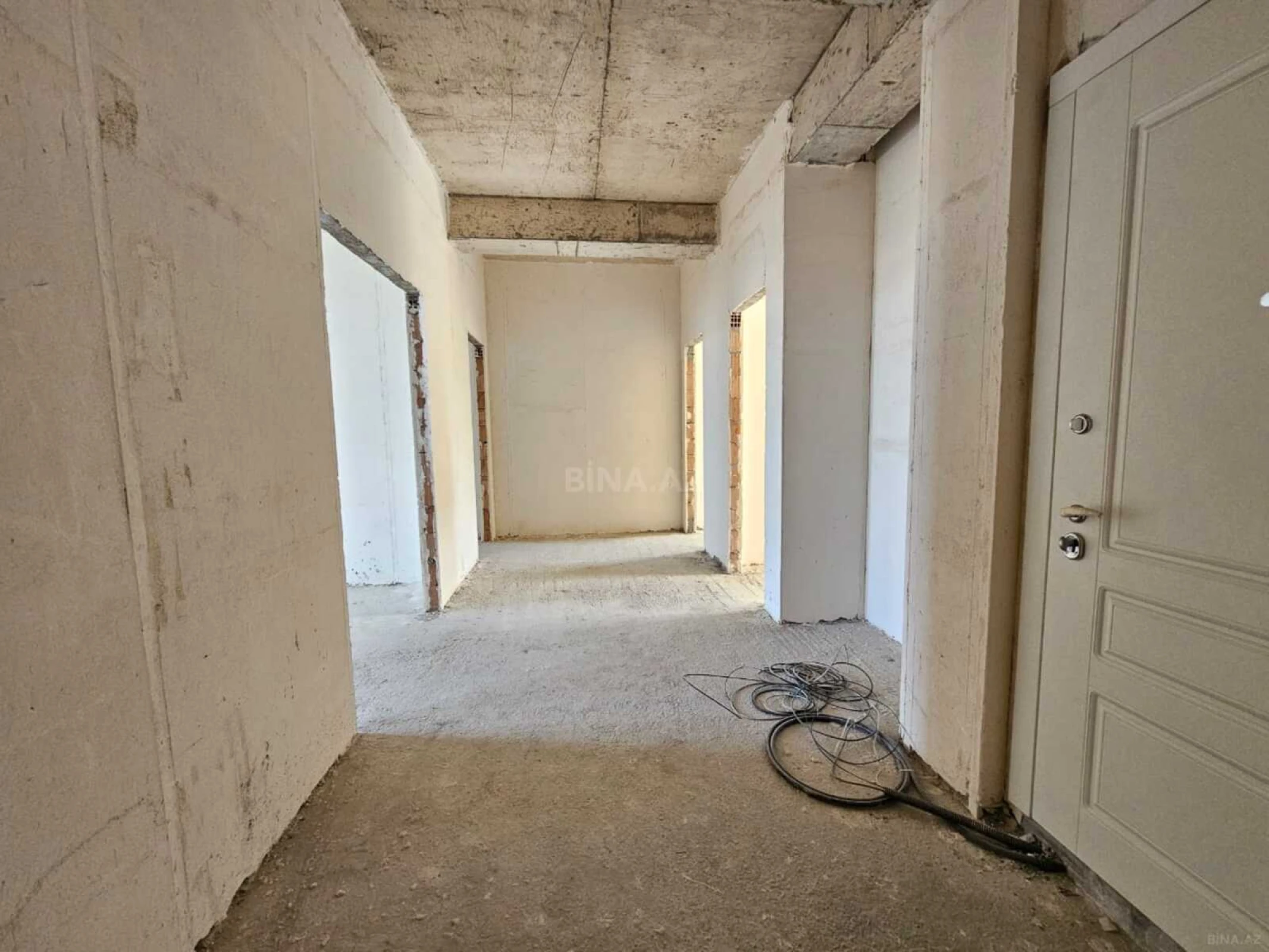 Satılır 4 otaqlı mənzil 202 m²