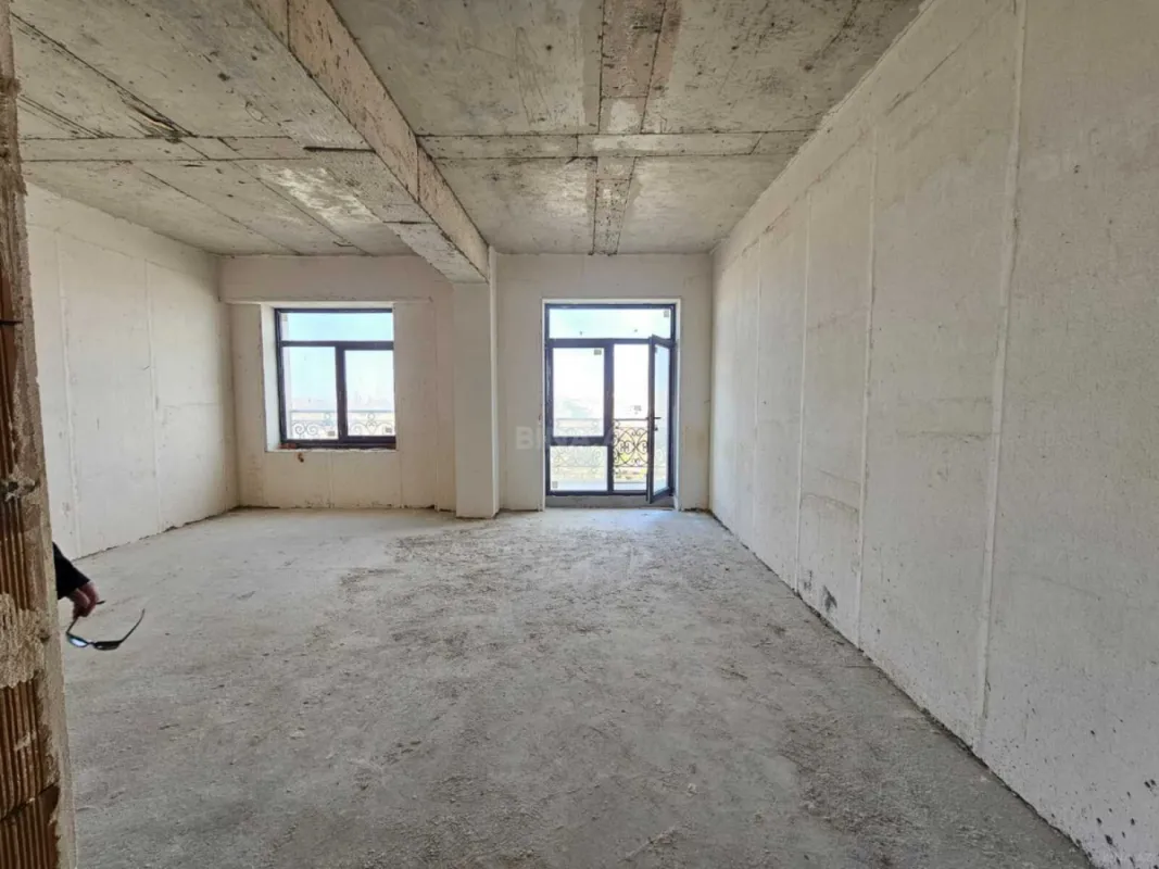 Satılır 4 otaqlı mənzil 202 m²