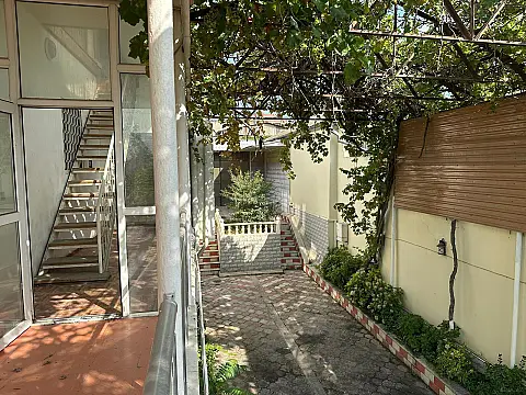 Satılır 14 otaqlı həyət evi 400 m²