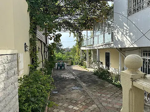 Satılır 14 otaqlı həyət evi 400 m²