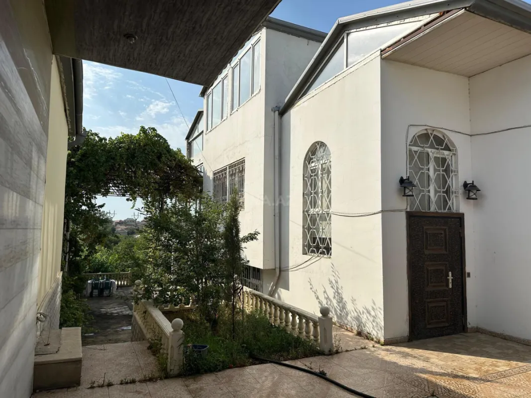 Satılır 14 otaqlı həyət evi 400 m²