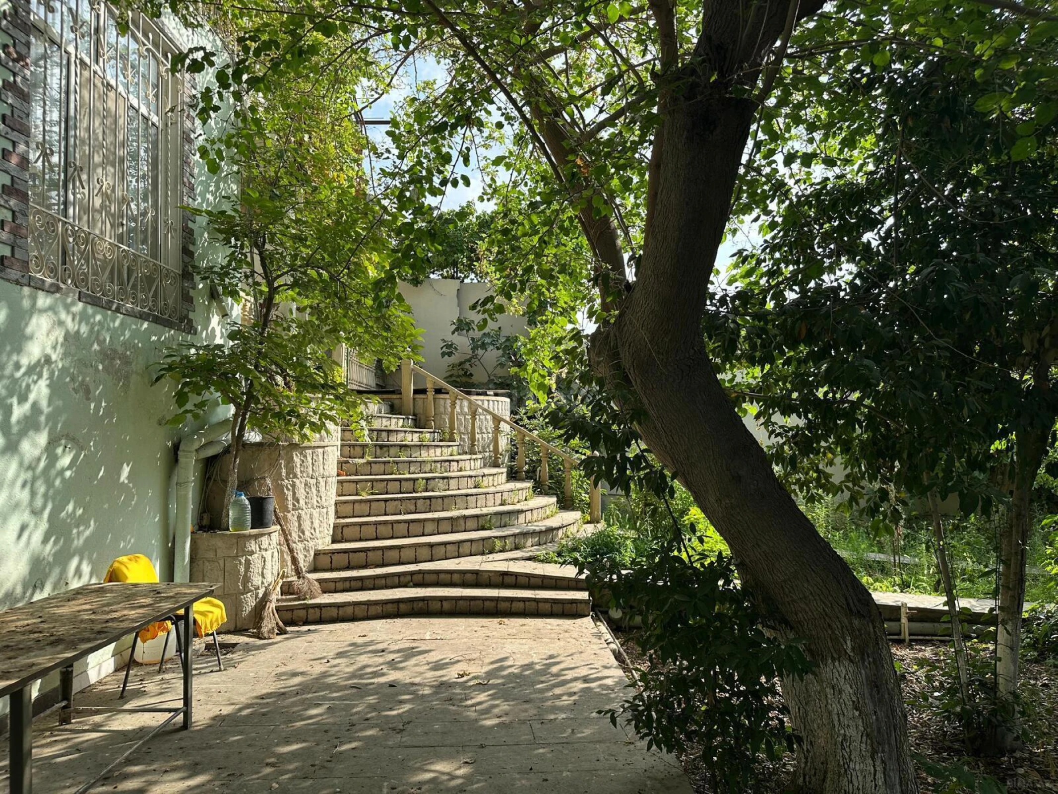 Satılır 14 otaqlı həyət evi 400 m²