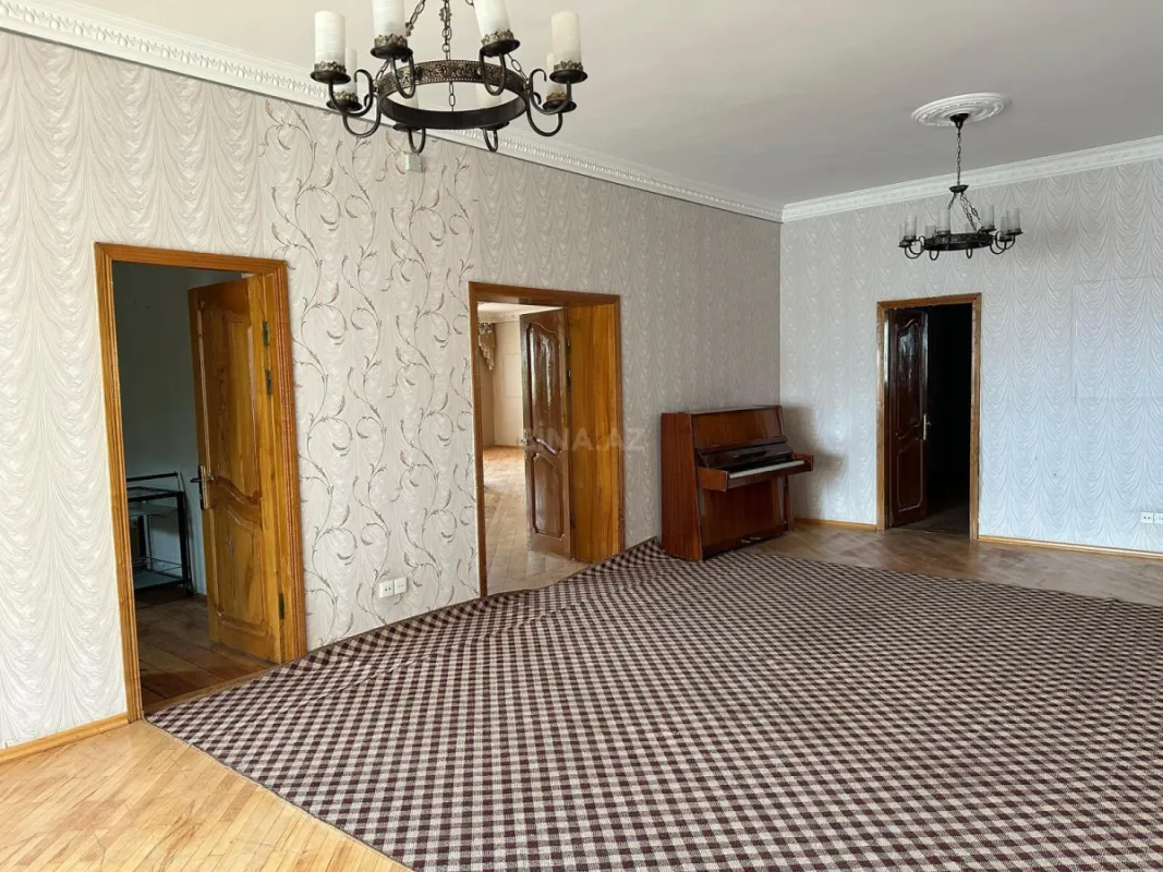 Satılır 14 otaqlı həyət evi 400 m²