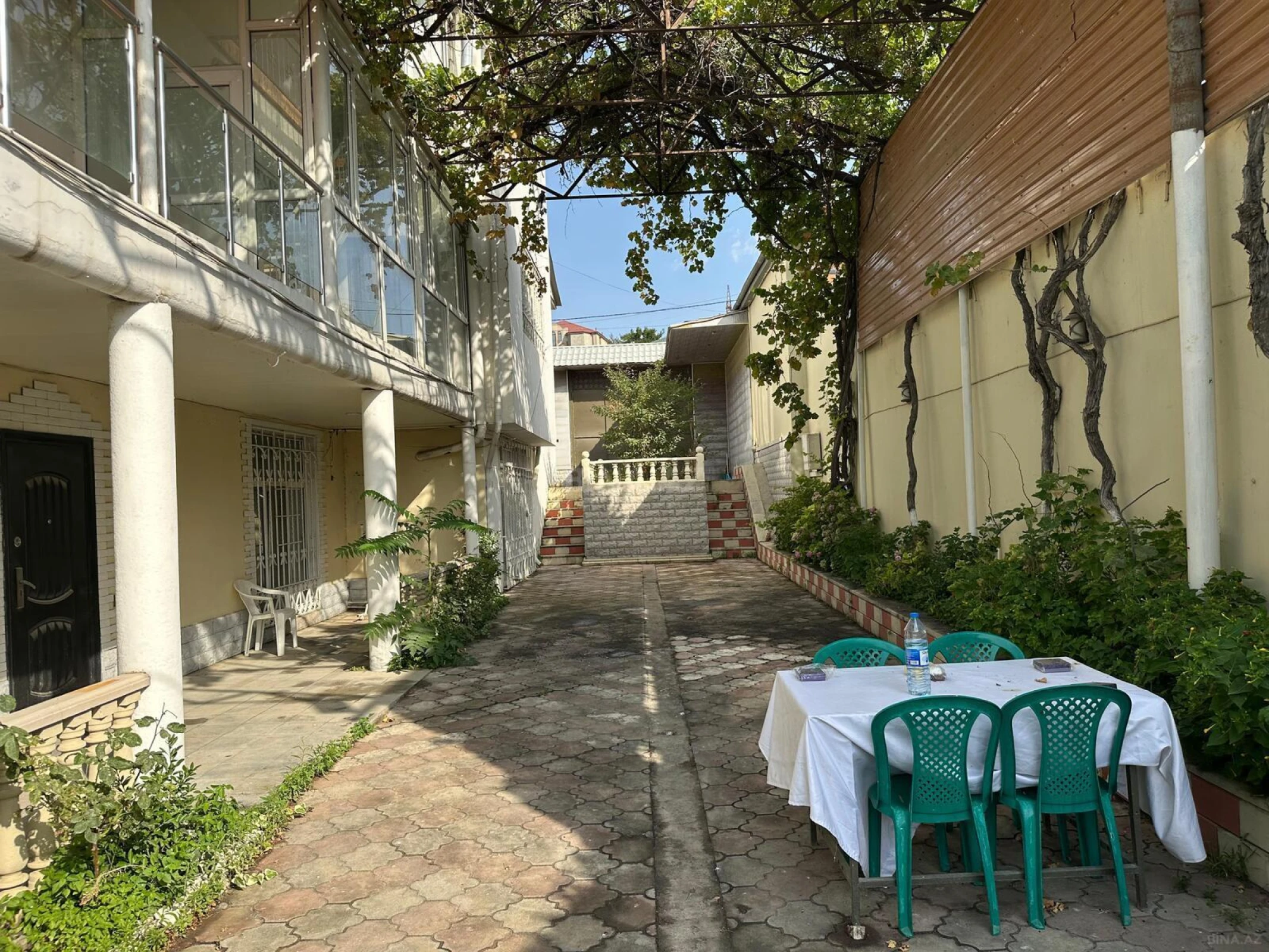 Satılır 14 otaqlı həyət evi 400 m²