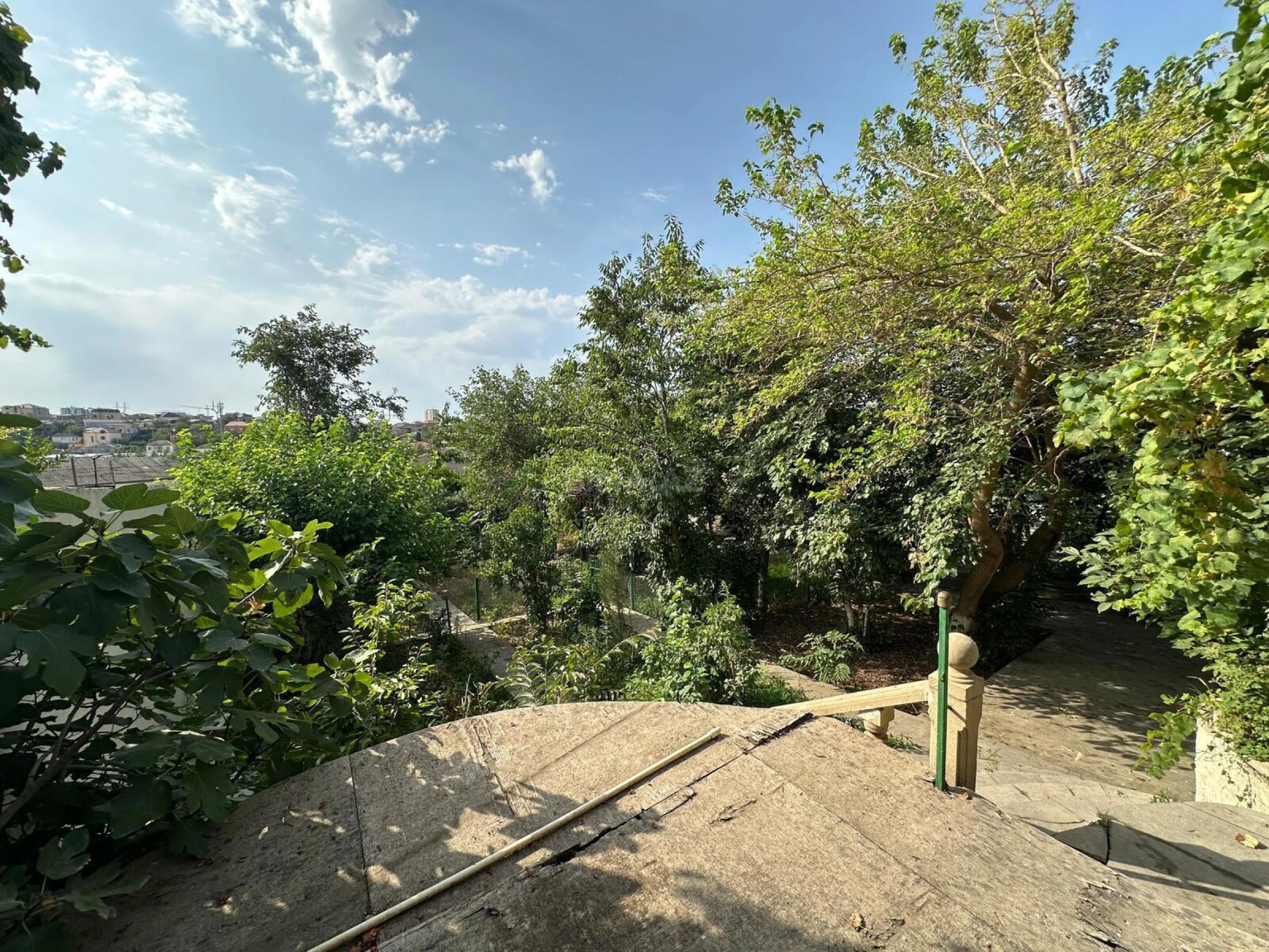 Satılır 14 otaqlı həyət evi 400 m²