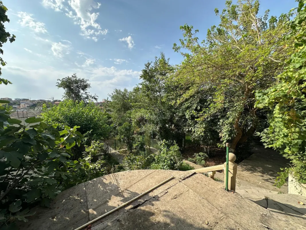 Satılır 14 otaqlı həyət evi 400 m²