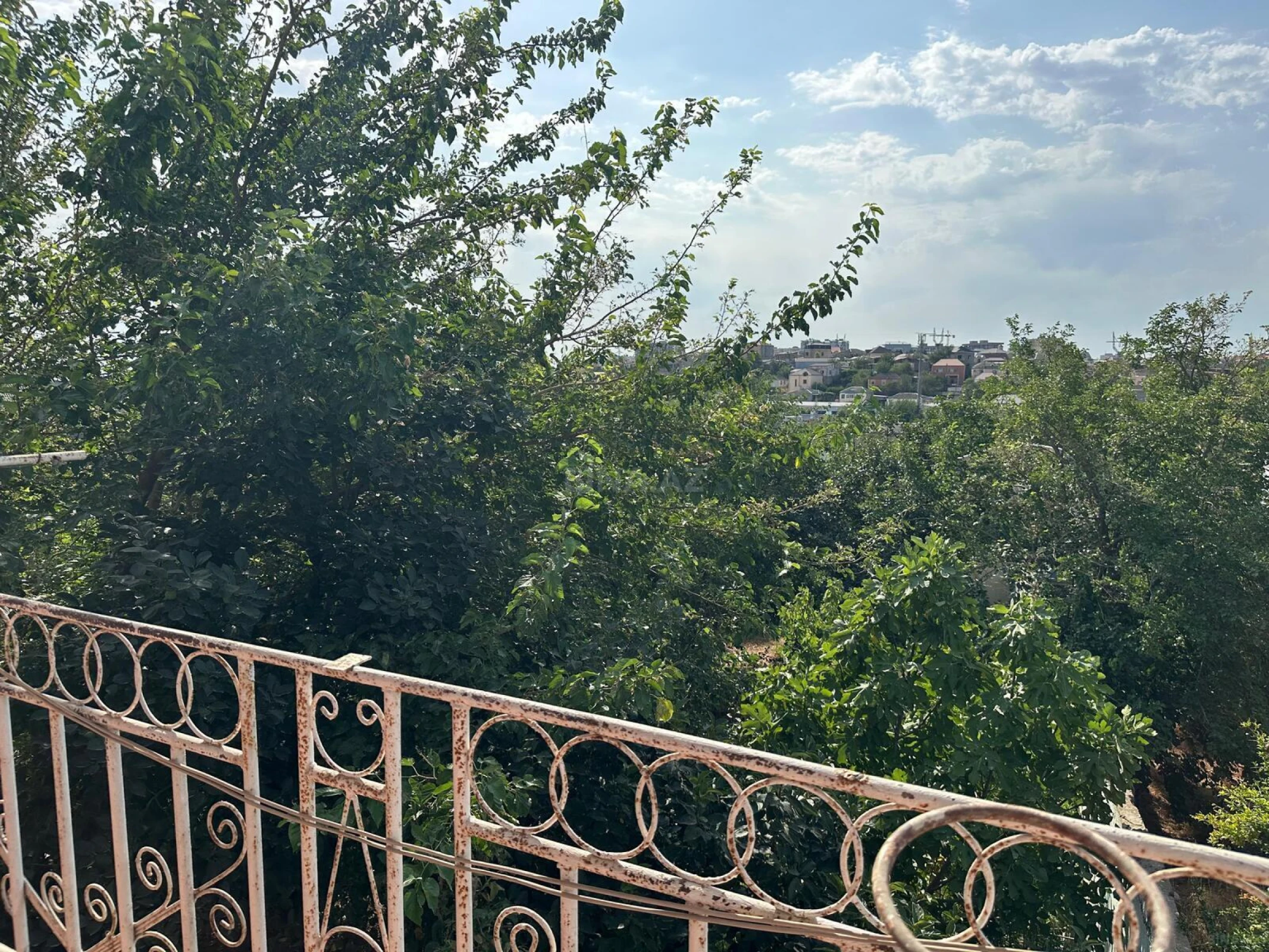 Satılır 14 otaqlı həyət evi 400 m²