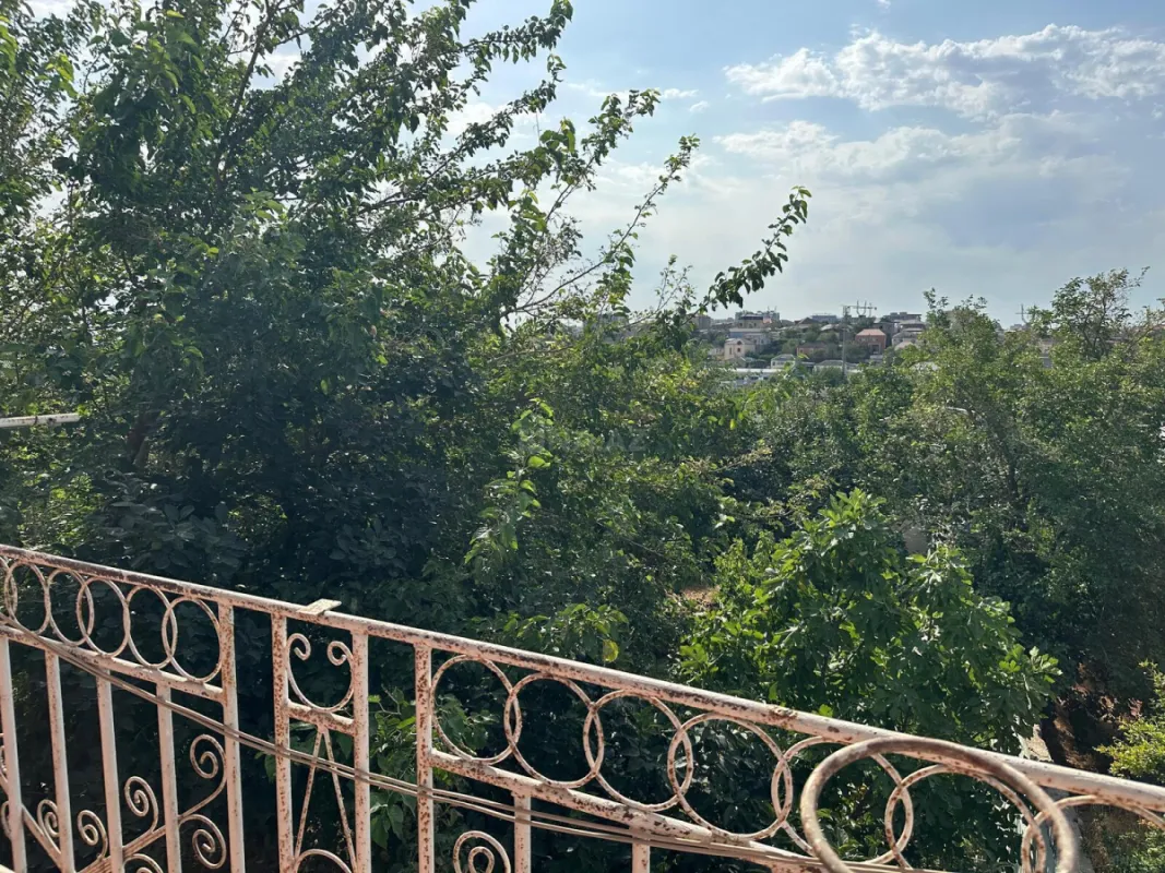 Satılır 14 otaqlı həyət evi 400 m²