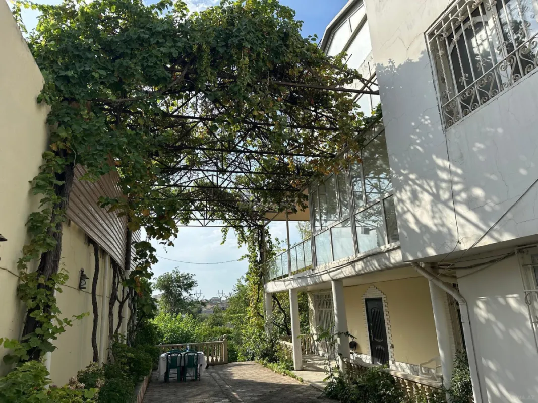 Satılır 14 otaqlı həyət evi 400 m²