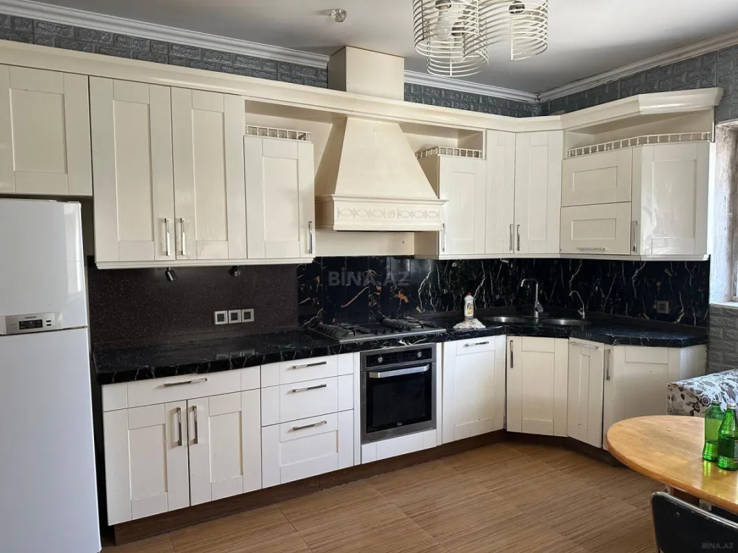 Satılır 14 otaqlı həyət evi 400 m²