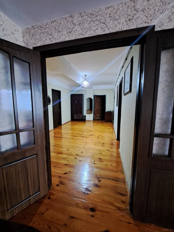 Satılır 4 otaqlı mənzil 131 m²