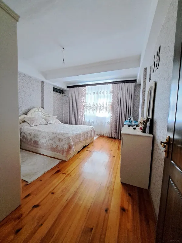 Satılır 4 otaqlı mənzil 131 m²
