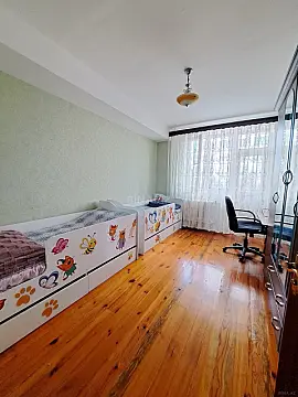 Satılır 4 otaqlı mənzil 131 m²