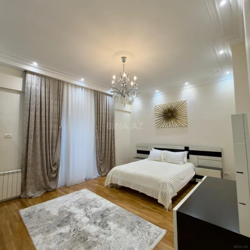 Satılır 4 otaqlı mənzil 220 m²