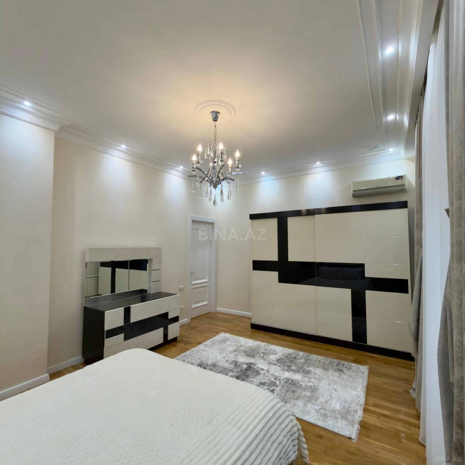 Satılır 4 otaqlı mənzil 220 m²