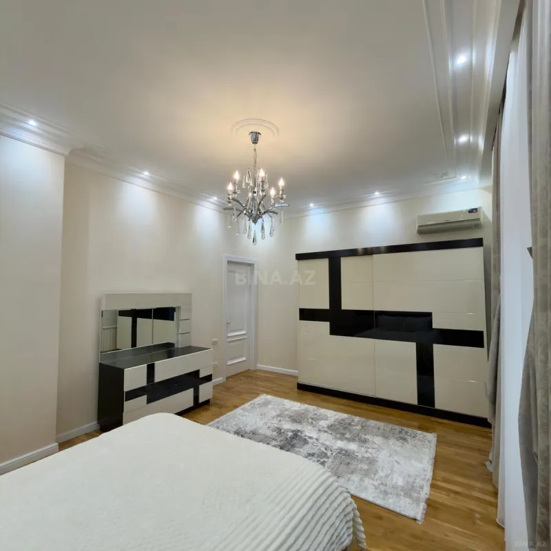 Satılır 4 otaqlı mənzil 220 m²