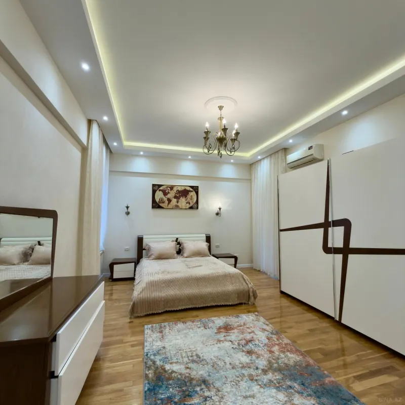 Satılır 4 otaqlı mənzil 220 m²