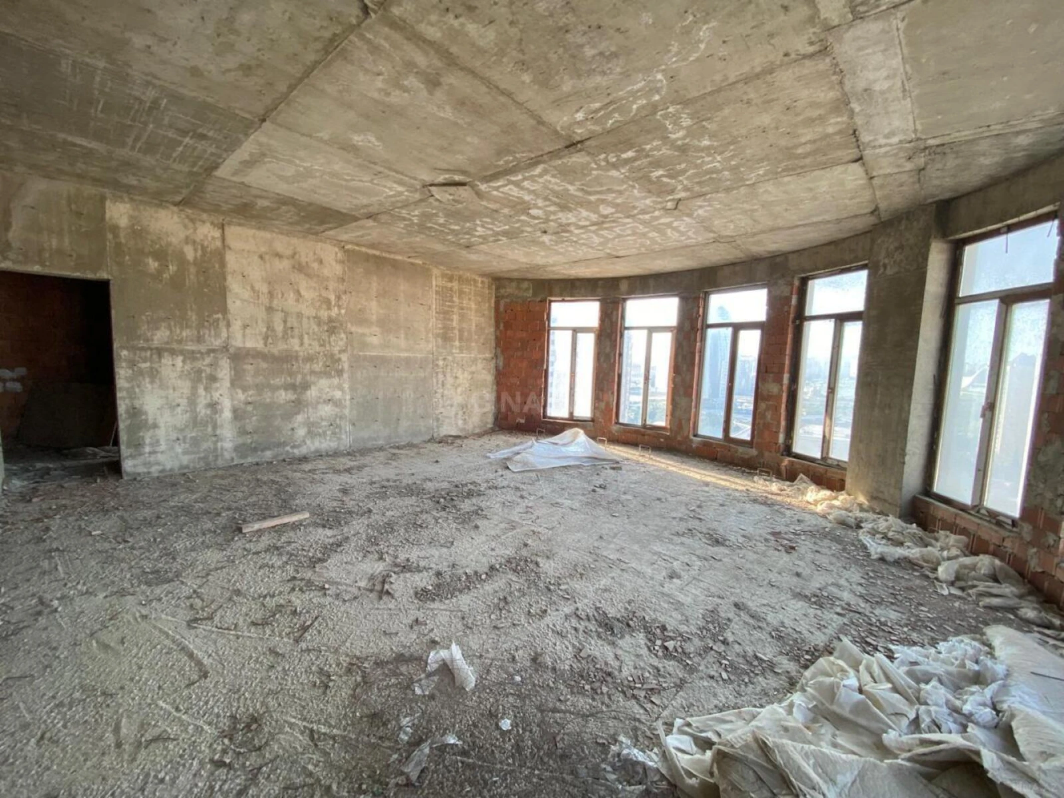 Satılır 3 otaqlı mənzil 157 m²