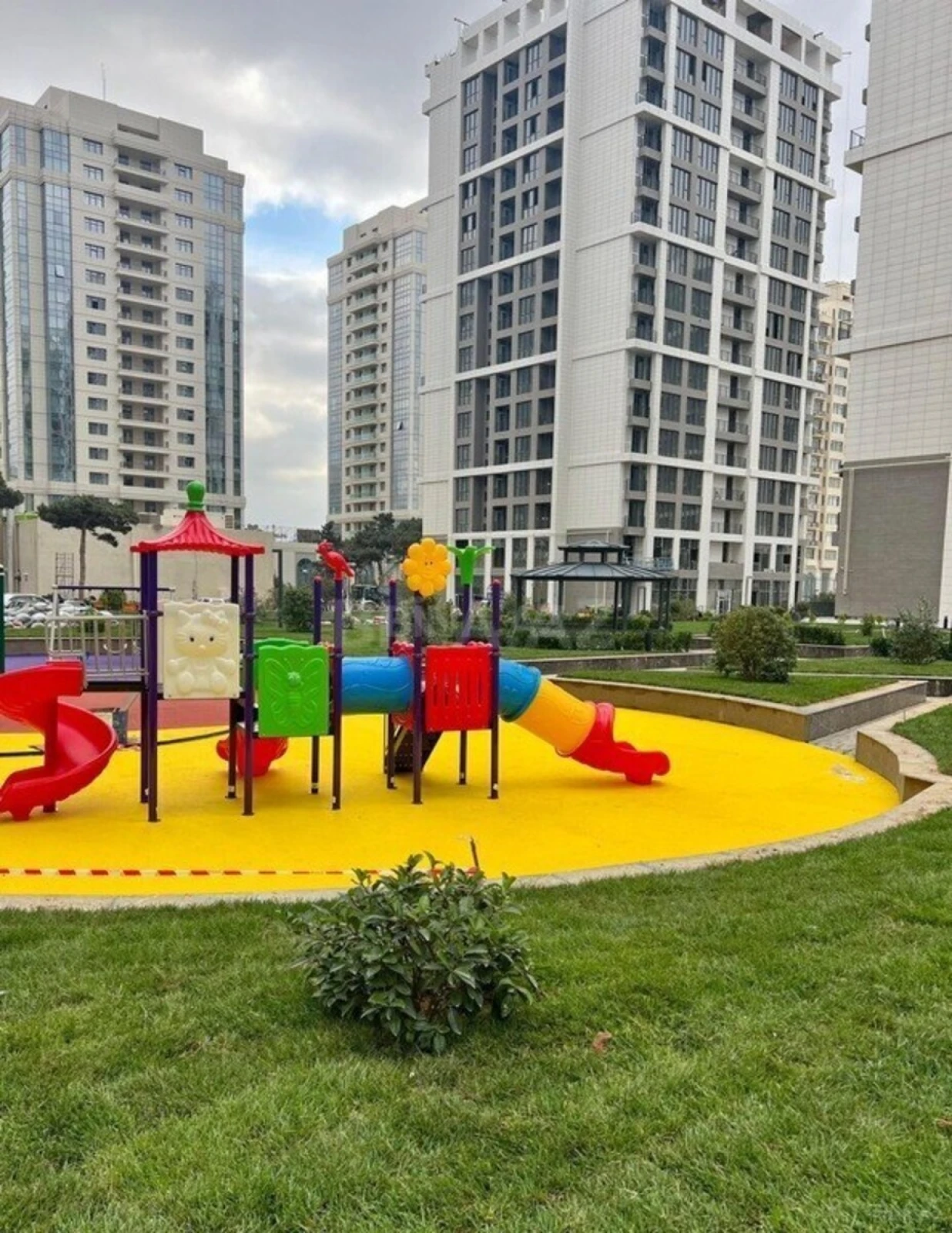 Satılır 2 otaqlı mənzil 117 m²