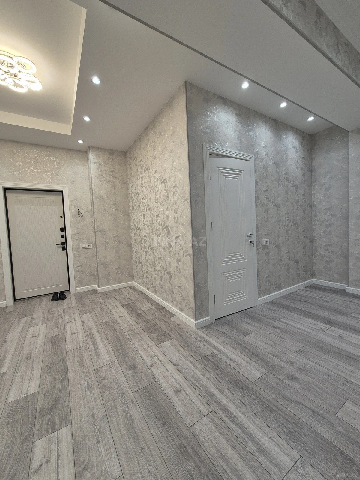 Satılır 3 otaqlı mənzil 135 m²